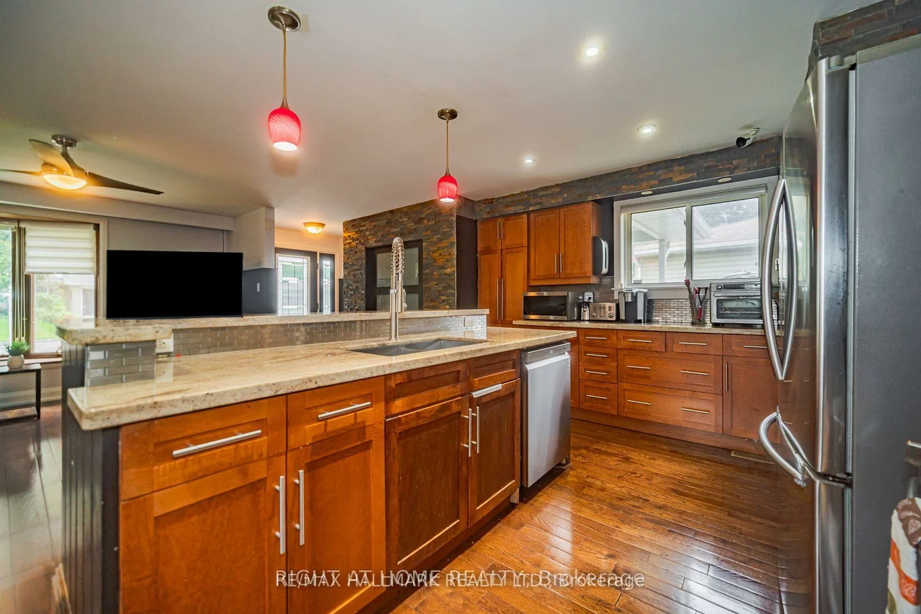 4, Devins, Aurora Heights, Aurora