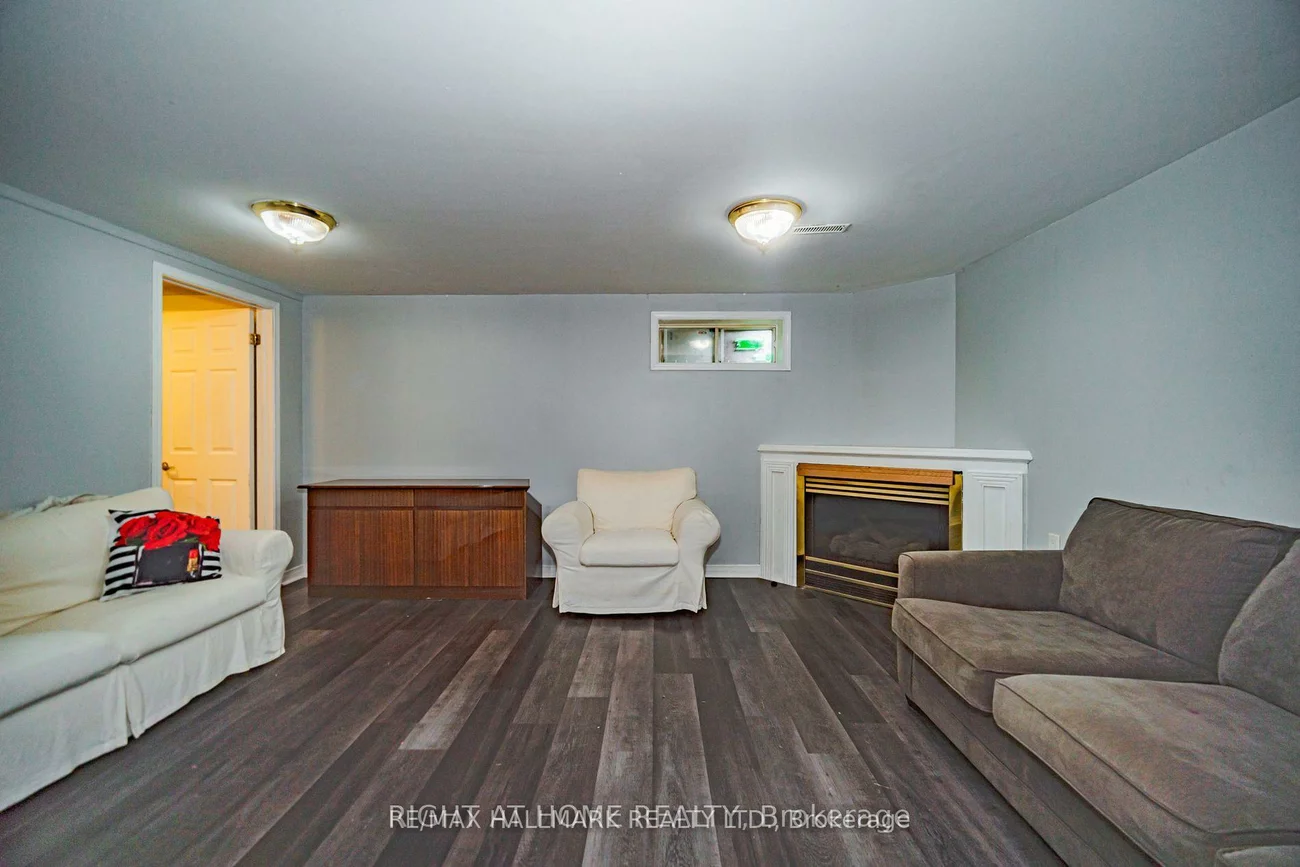 4, Devins, Aurora Heights, Aurora