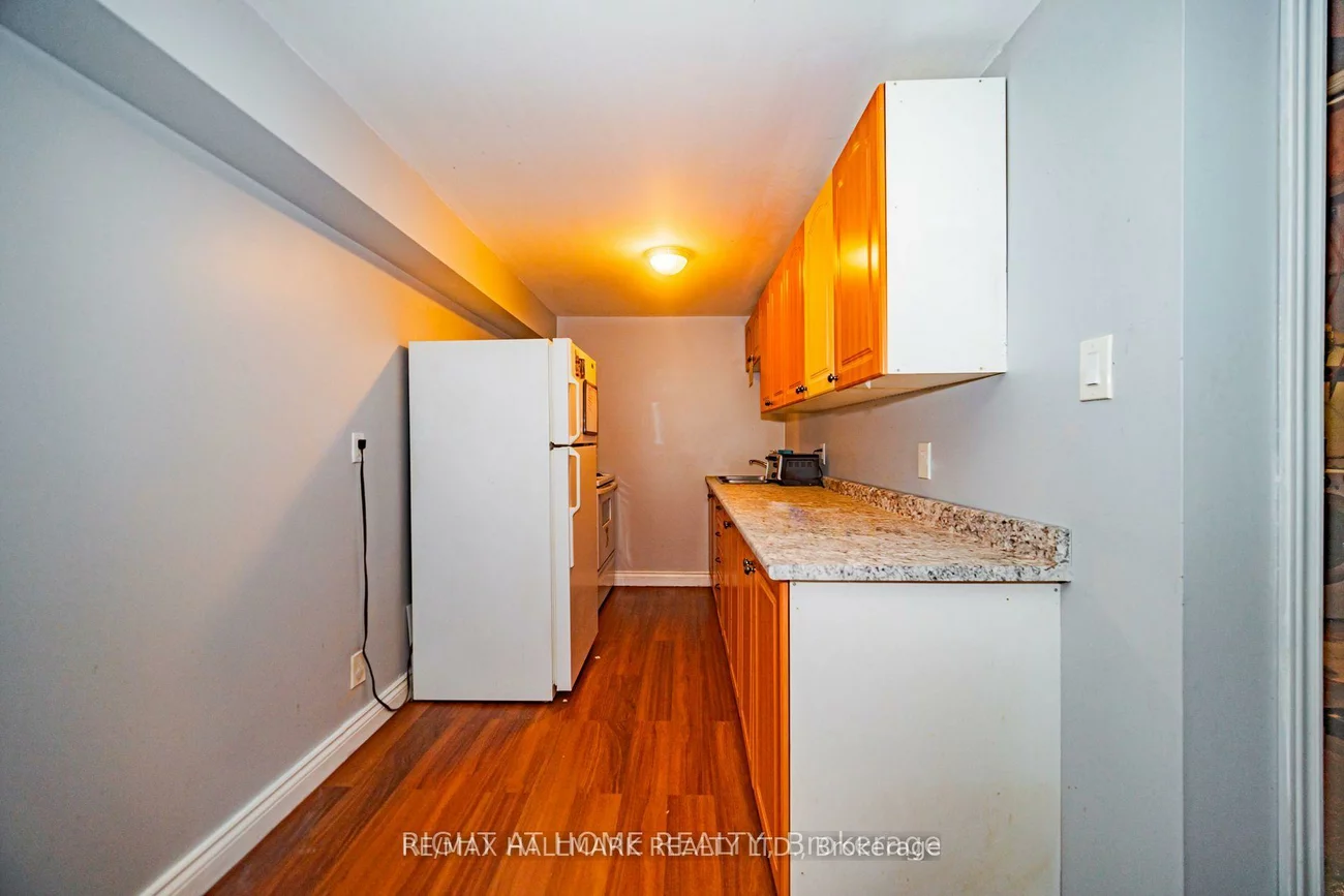 4, Devins, Aurora Heights, Aurora