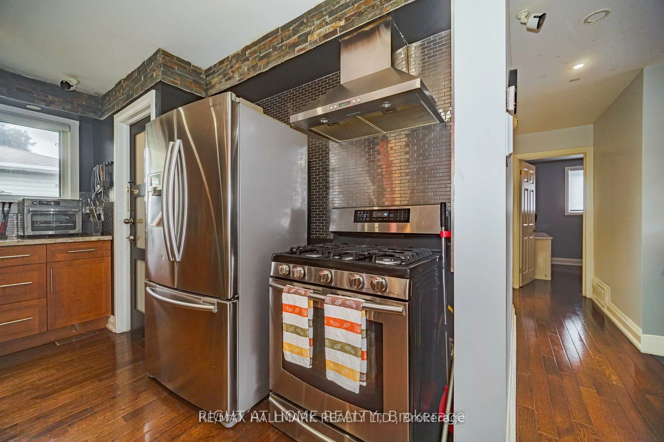 4, Devins, Aurora Heights, Aurora