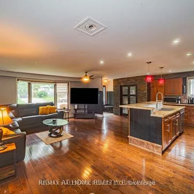 4, Devins, Aurora Heights, Aurora