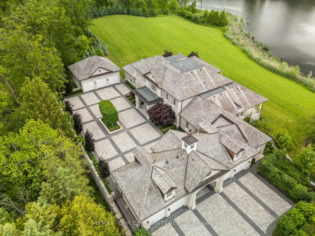 130, St. John's, Aurora Village, Aurora