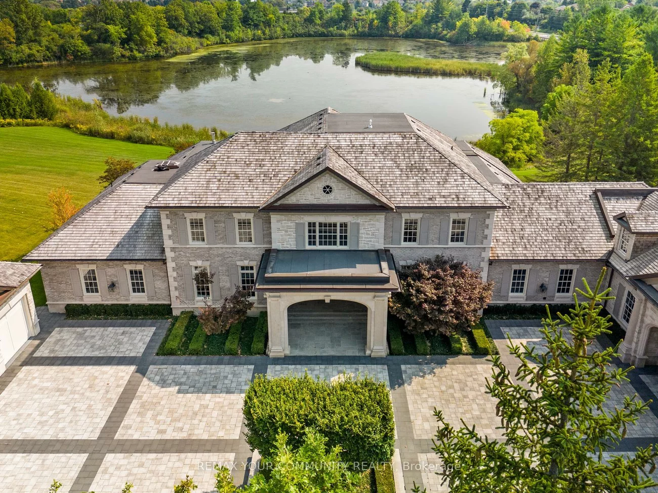 130, St. John's, Aurora Village, Aurora