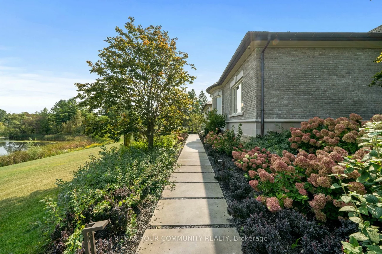 130, St. John's, Aurora Village, Aurora