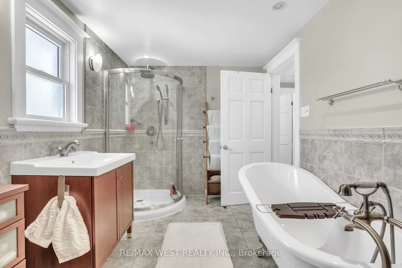 53, Metcalfe, Aurora Village, Aurora