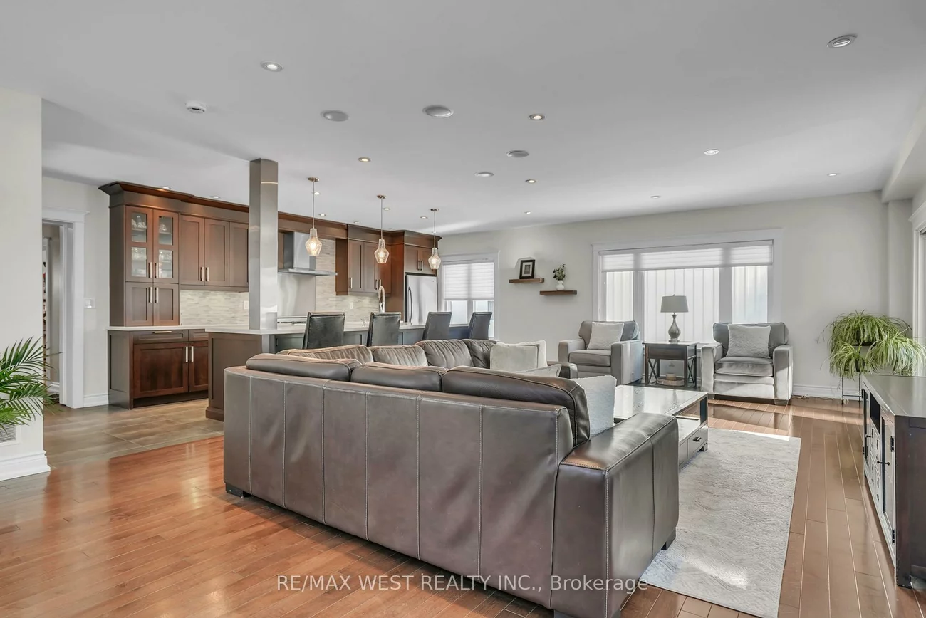 53, Metcalfe, Aurora Village, Aurora