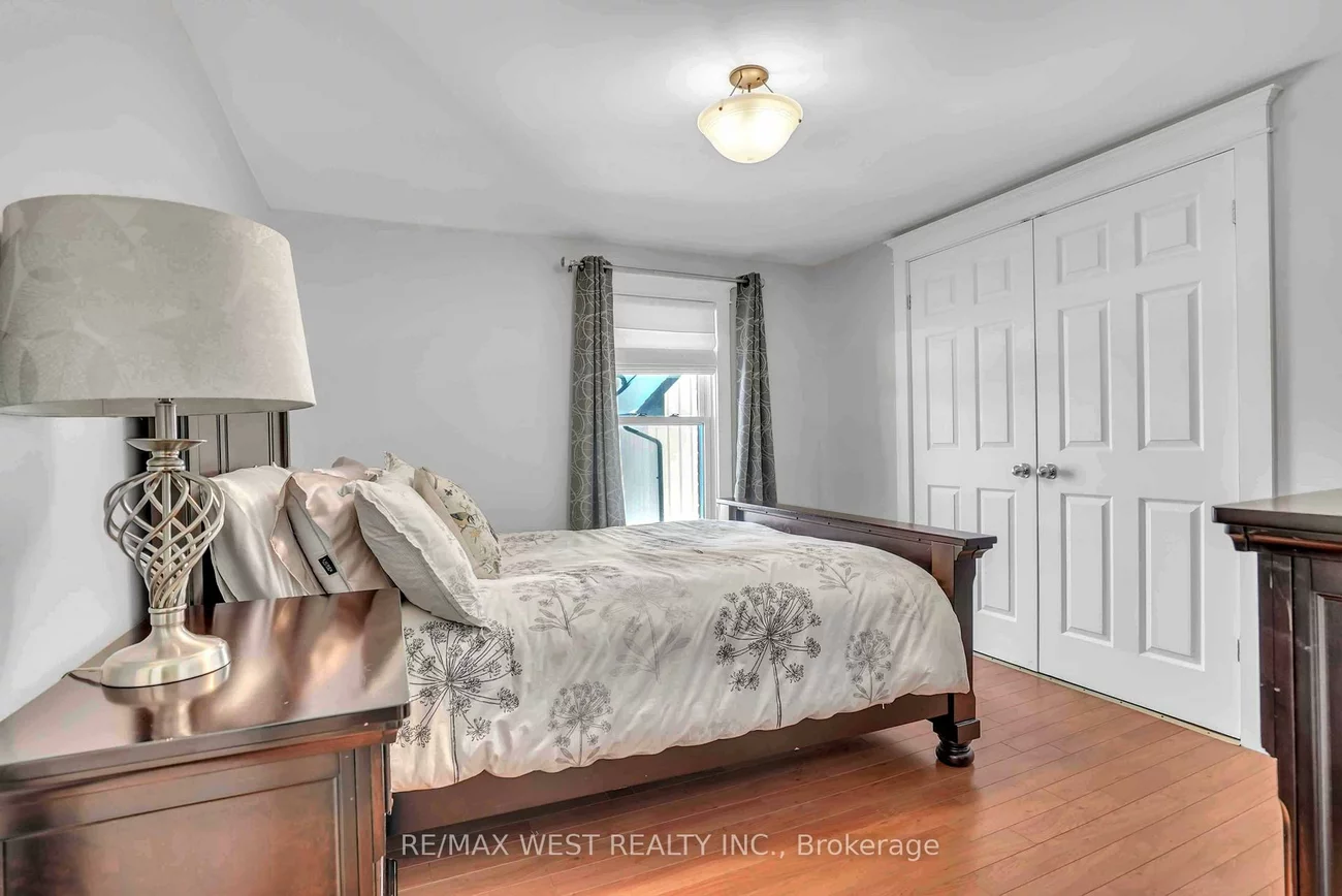 53, Metcalfe, Aurora Village, Aurora