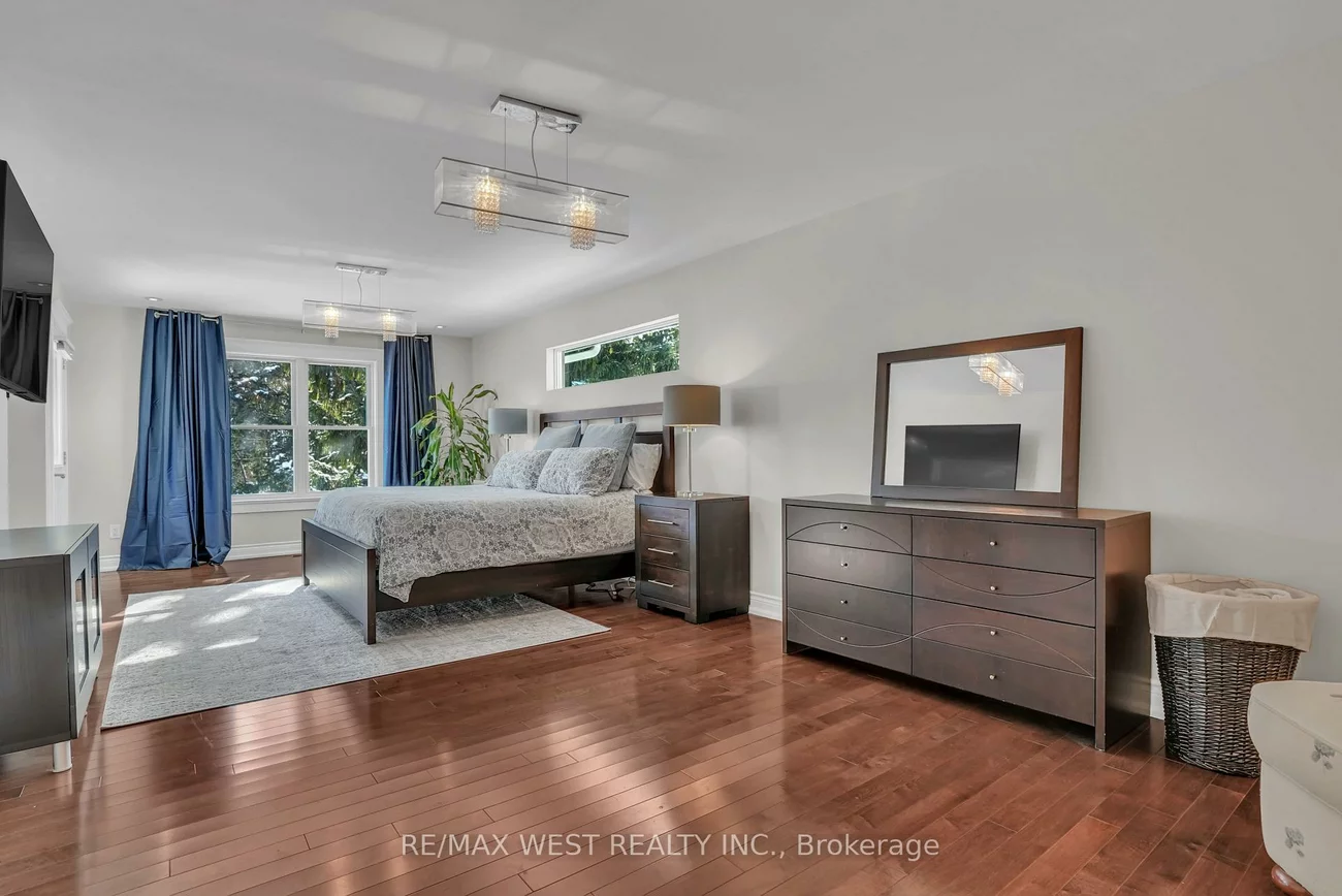 53, Metcalfe, Aurora Village, Aurora