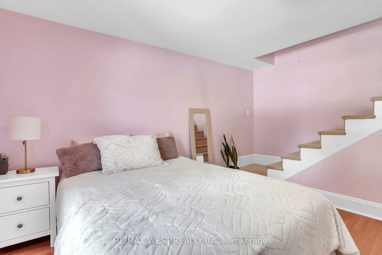 53, Metcalfe, Aurora Village, Aurora