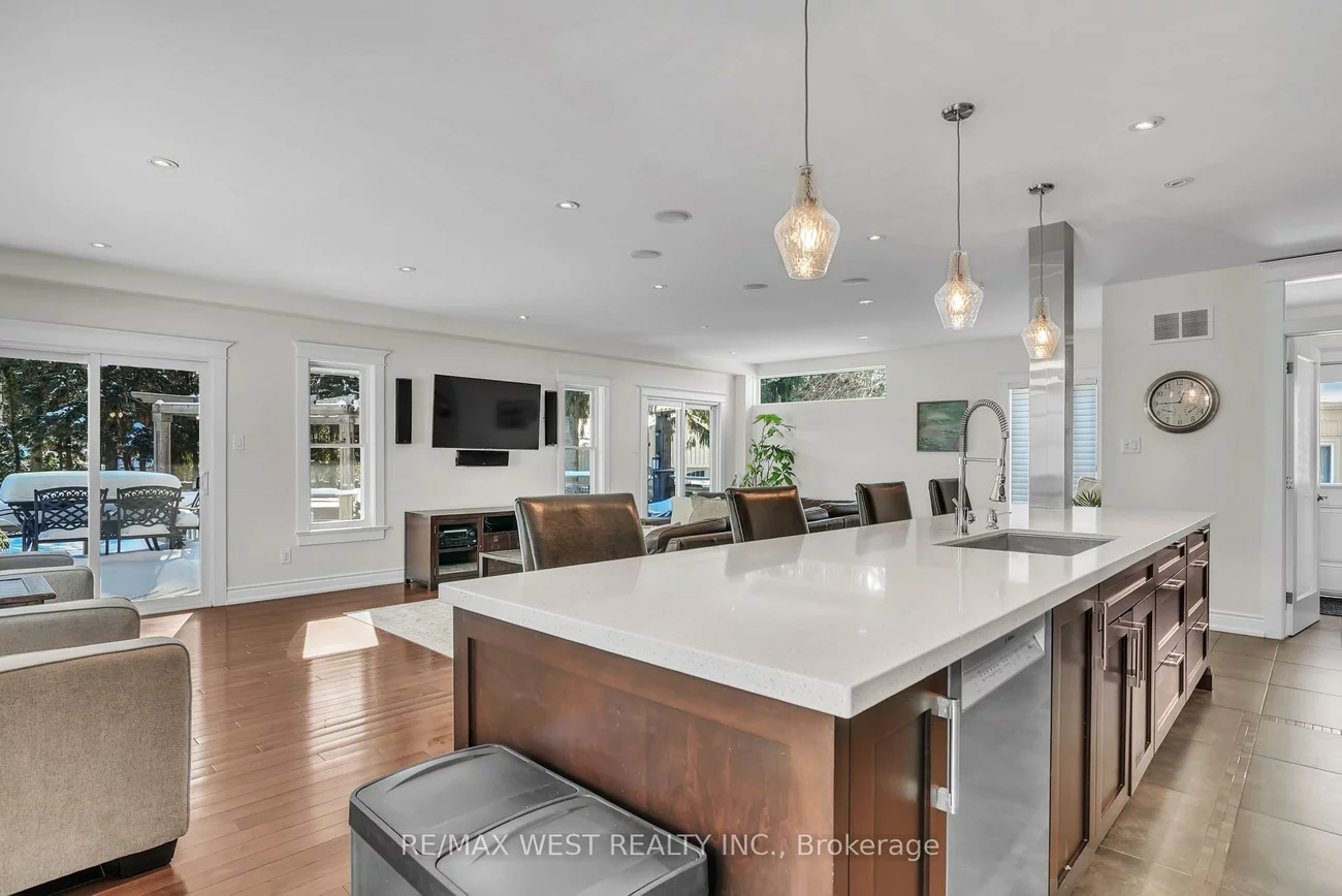 53, Metcalfe, Aurora Village, Aurora