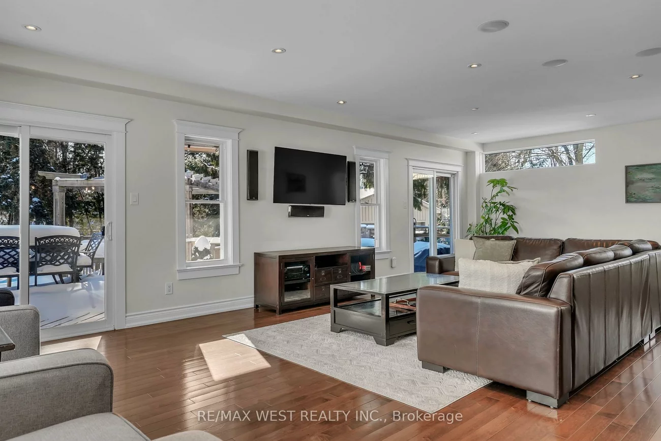 53, Metcalfe, Aurora Village, Aurora