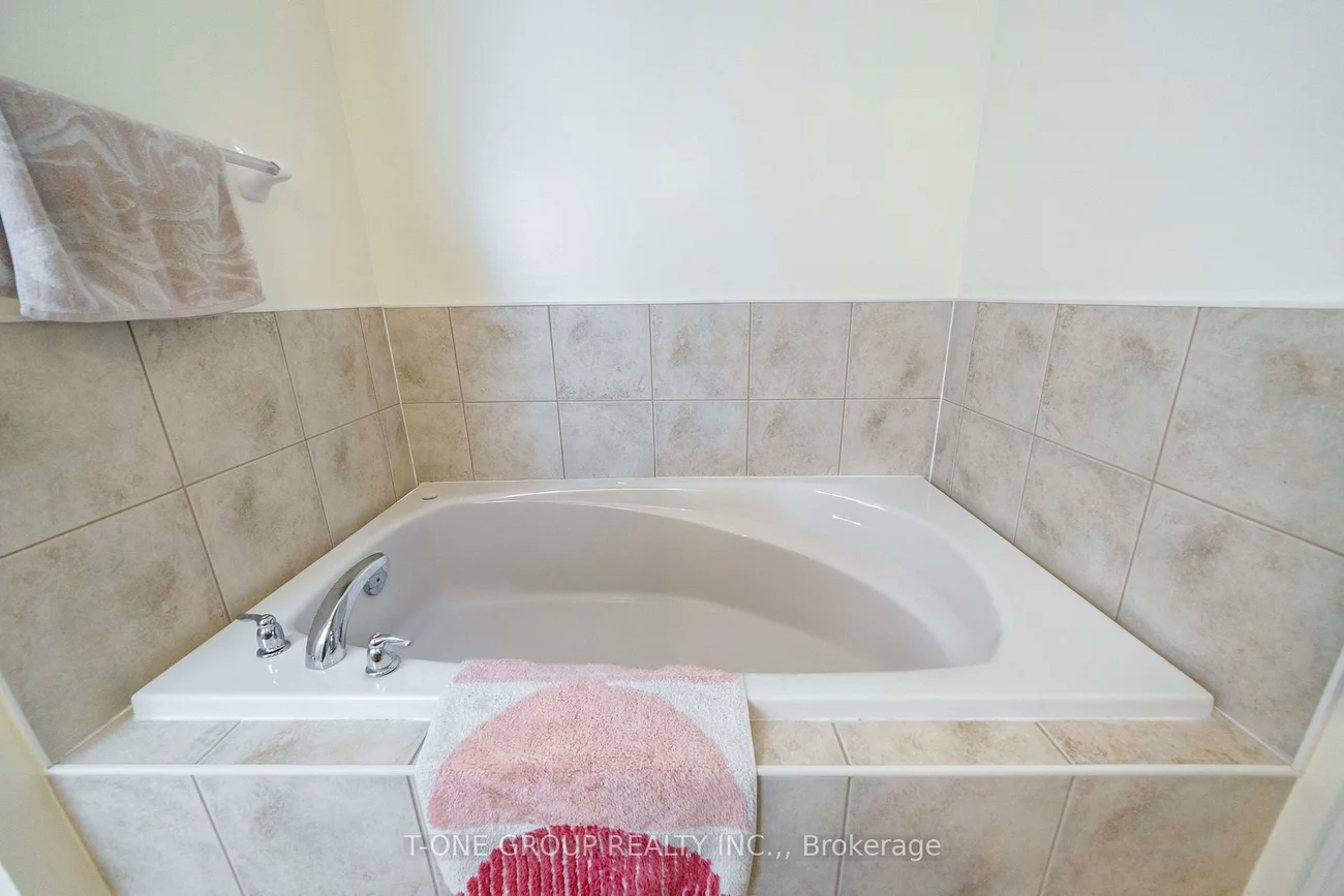 156, Mavrinac, Bayview Northeast, Aurora