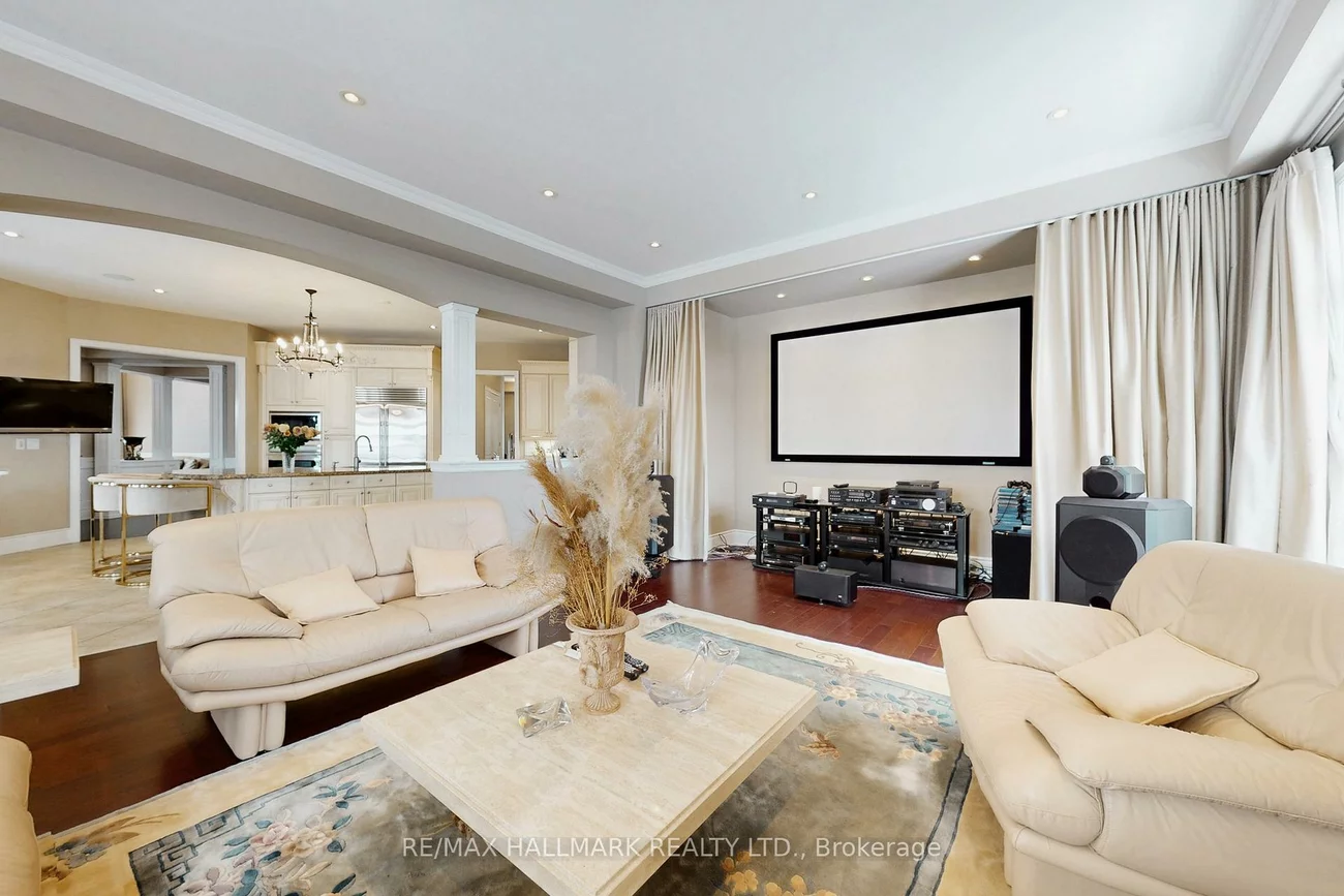 123, Carisbrooke, Bayview Southeast, Aurora