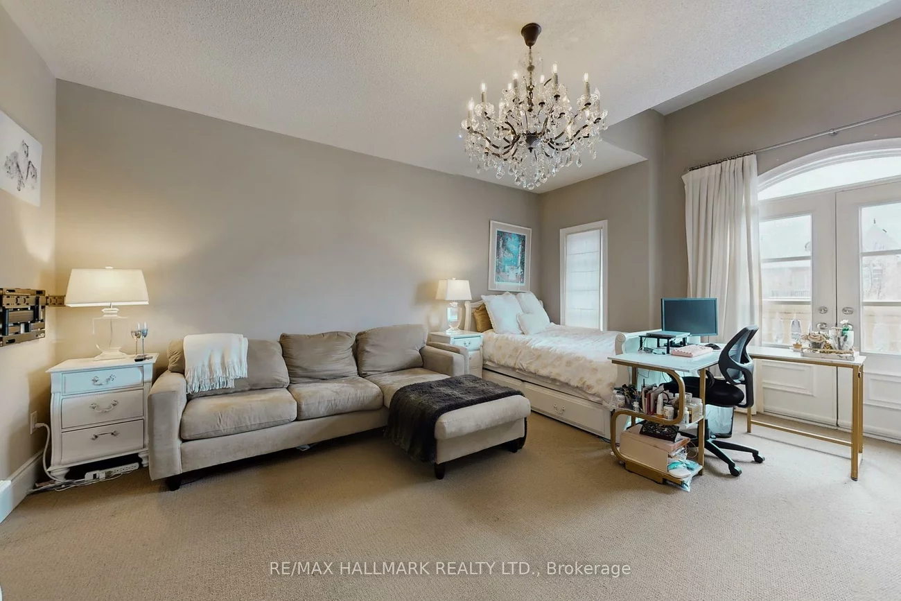 123, Carisbrooke, Bayview Southeast, Aurora