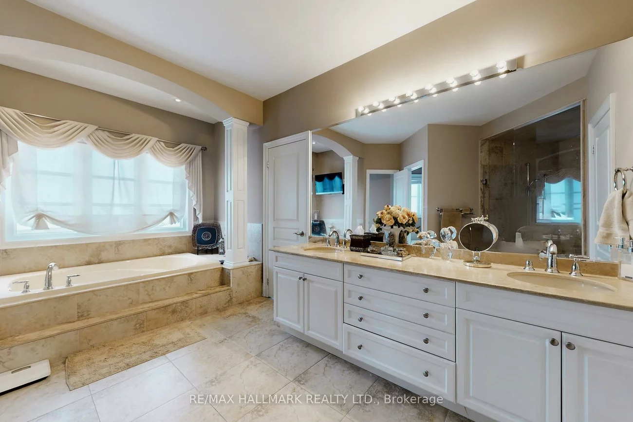 123, Carisbrooke, Bayview Southeast, Aurora