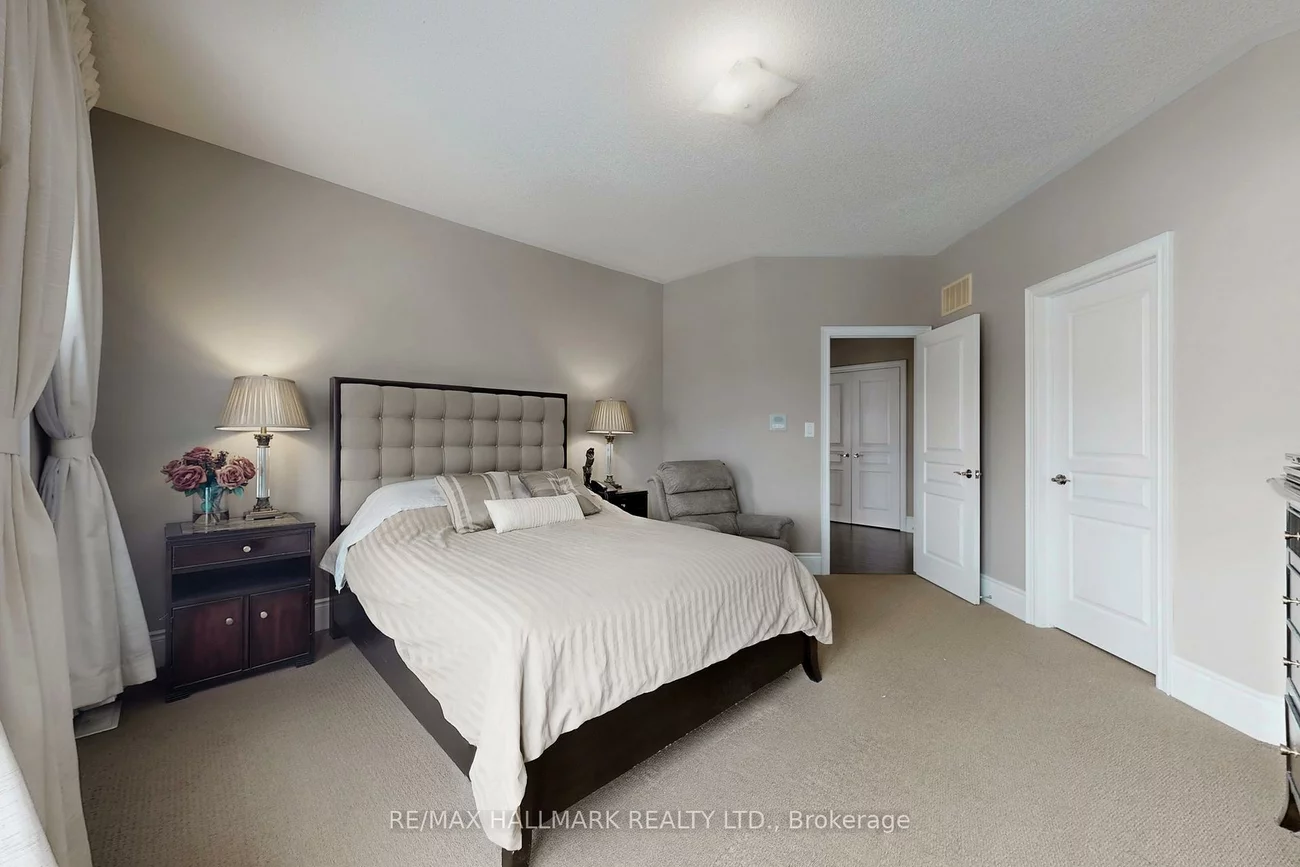 123, Carisbrooke, Bayview Southeast, Aurora