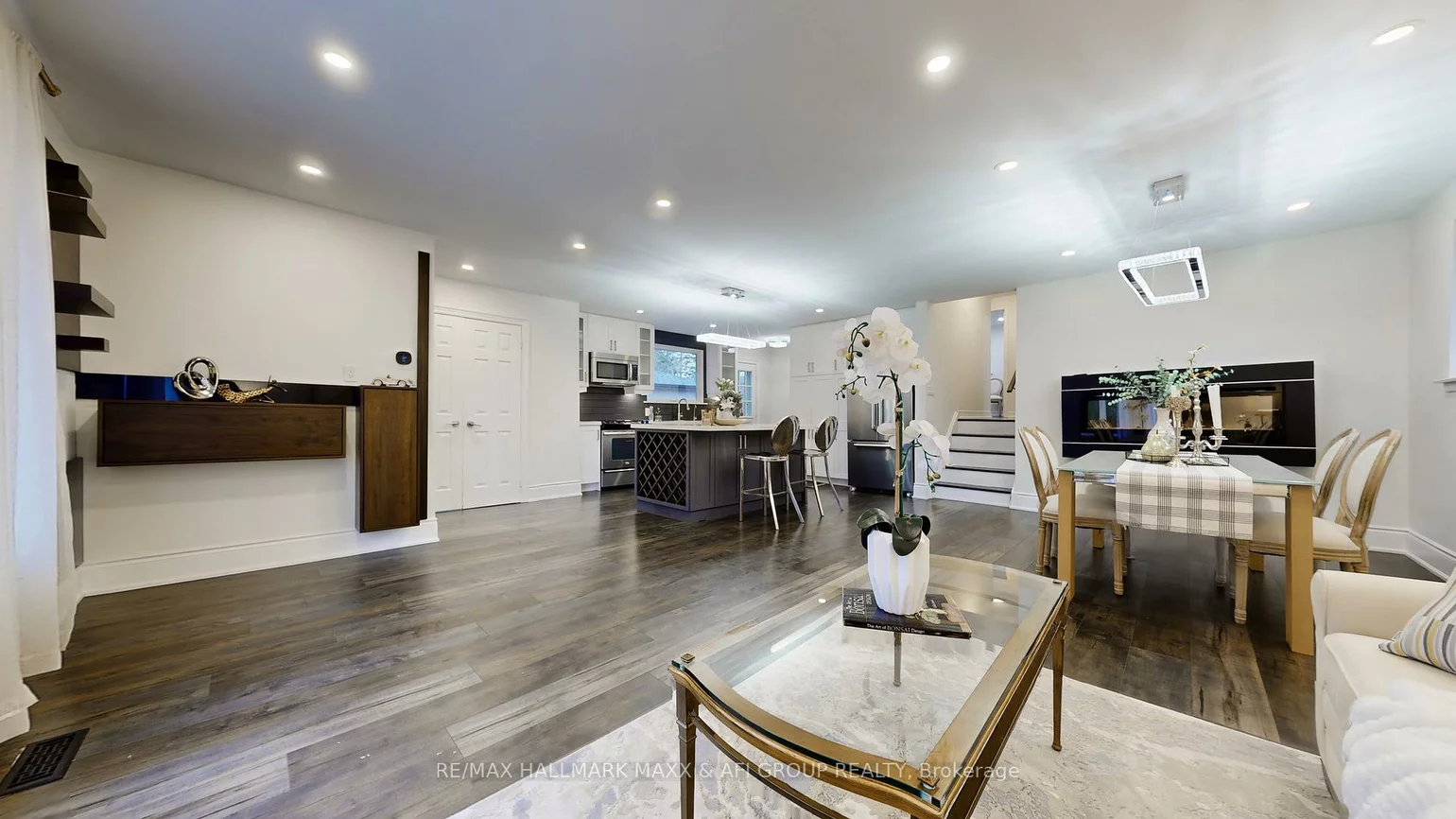 42, Devins, Aurora Heights, Aurora