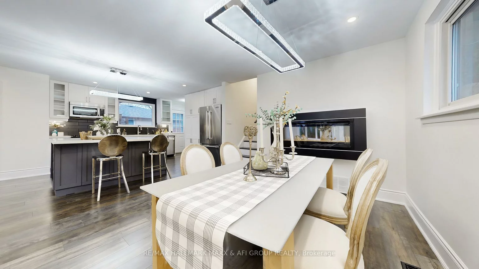 42, Devins, Aurora Heights, Aurora