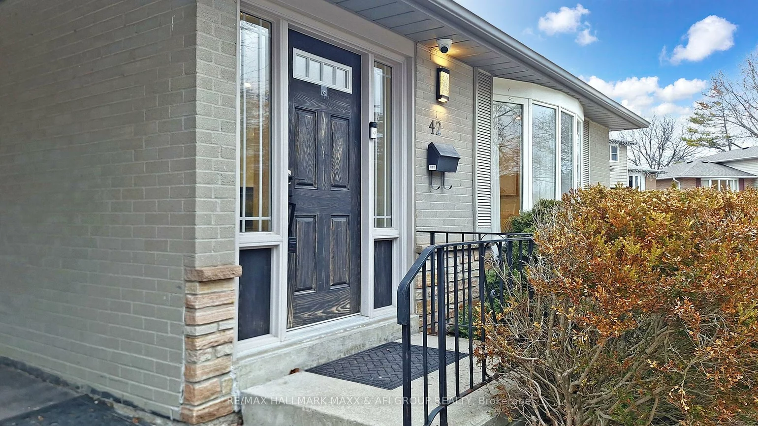 42, Devins, Aurora Heights, Aurora