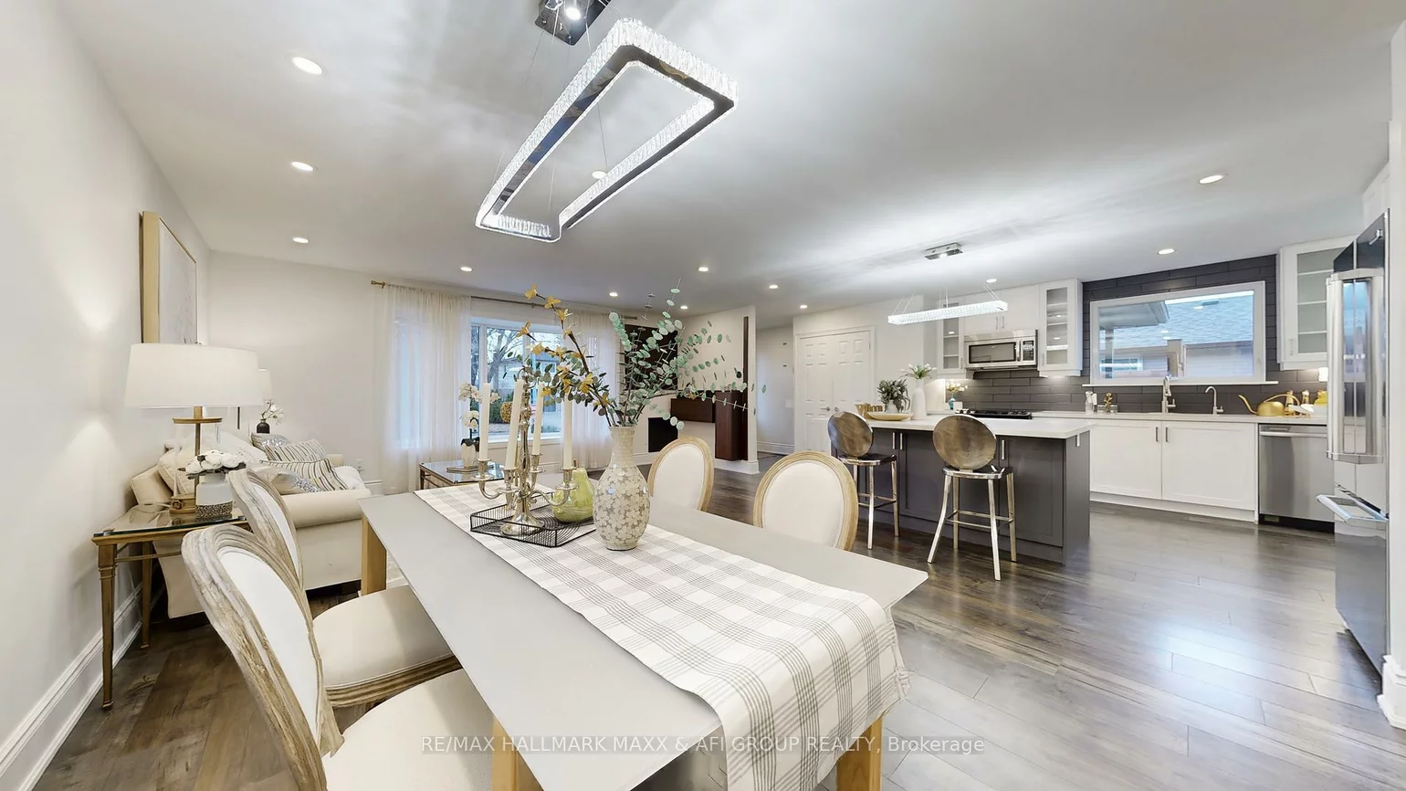 42, Devins, Aurora Heights, Aurora