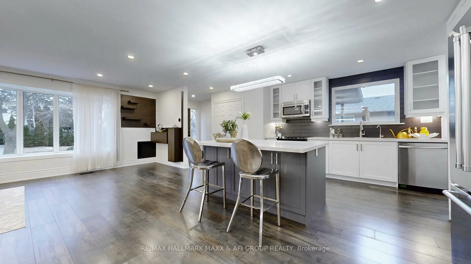 42, Devins, Aurora Heights, Aurora