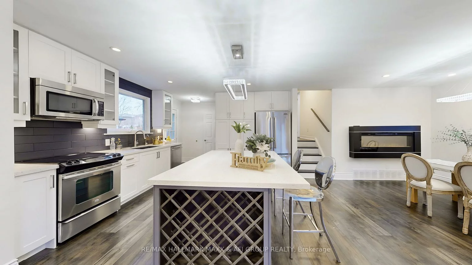 42, Devins, Aurora Heights, Aurora