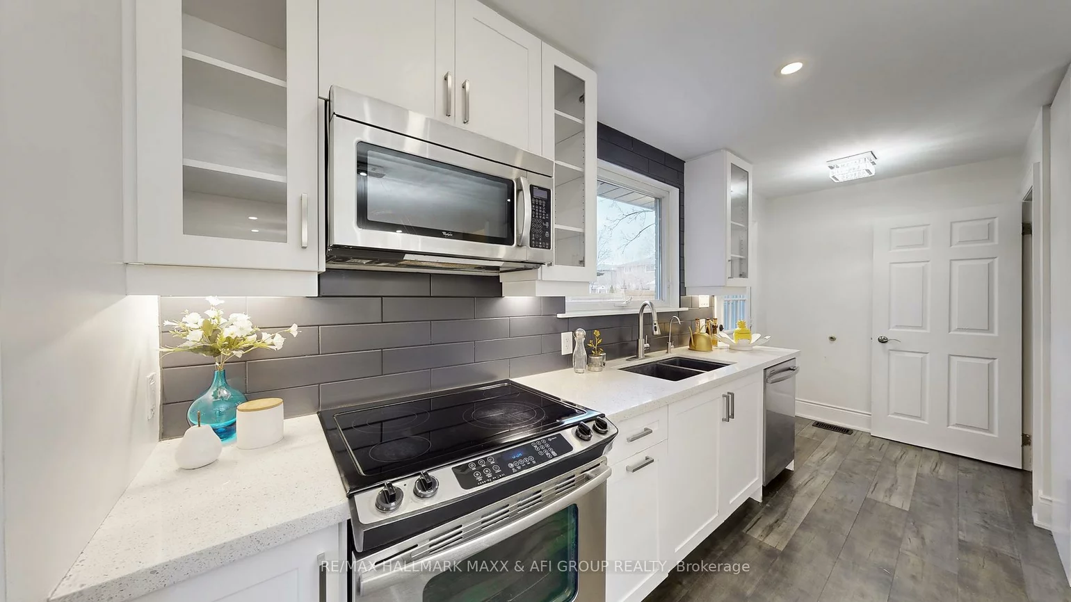 42, Devins, Aurora Heights, Aurora