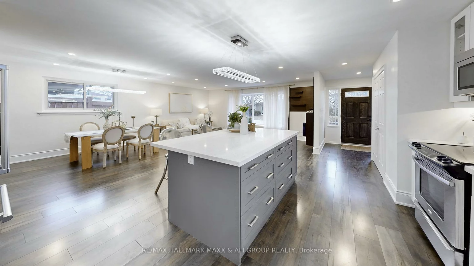 42, Devins, Aurora Heights, Aurora