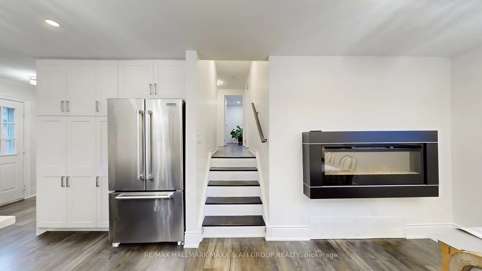 42, Devins, Aurora Heights, Aurora