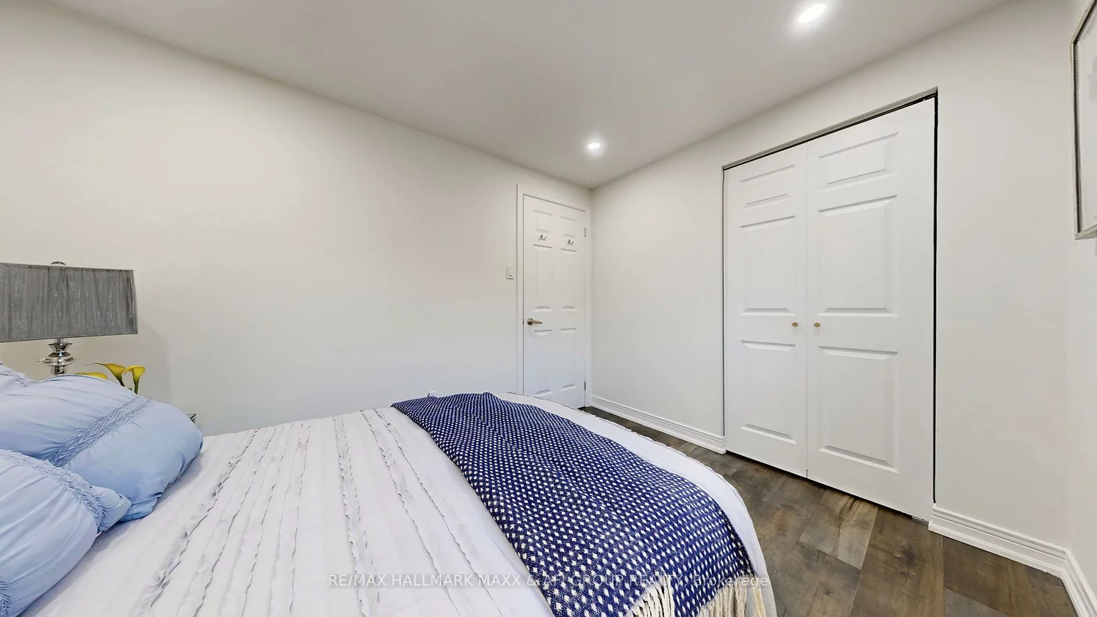 42, Devins, Aurora Heights, Aurora