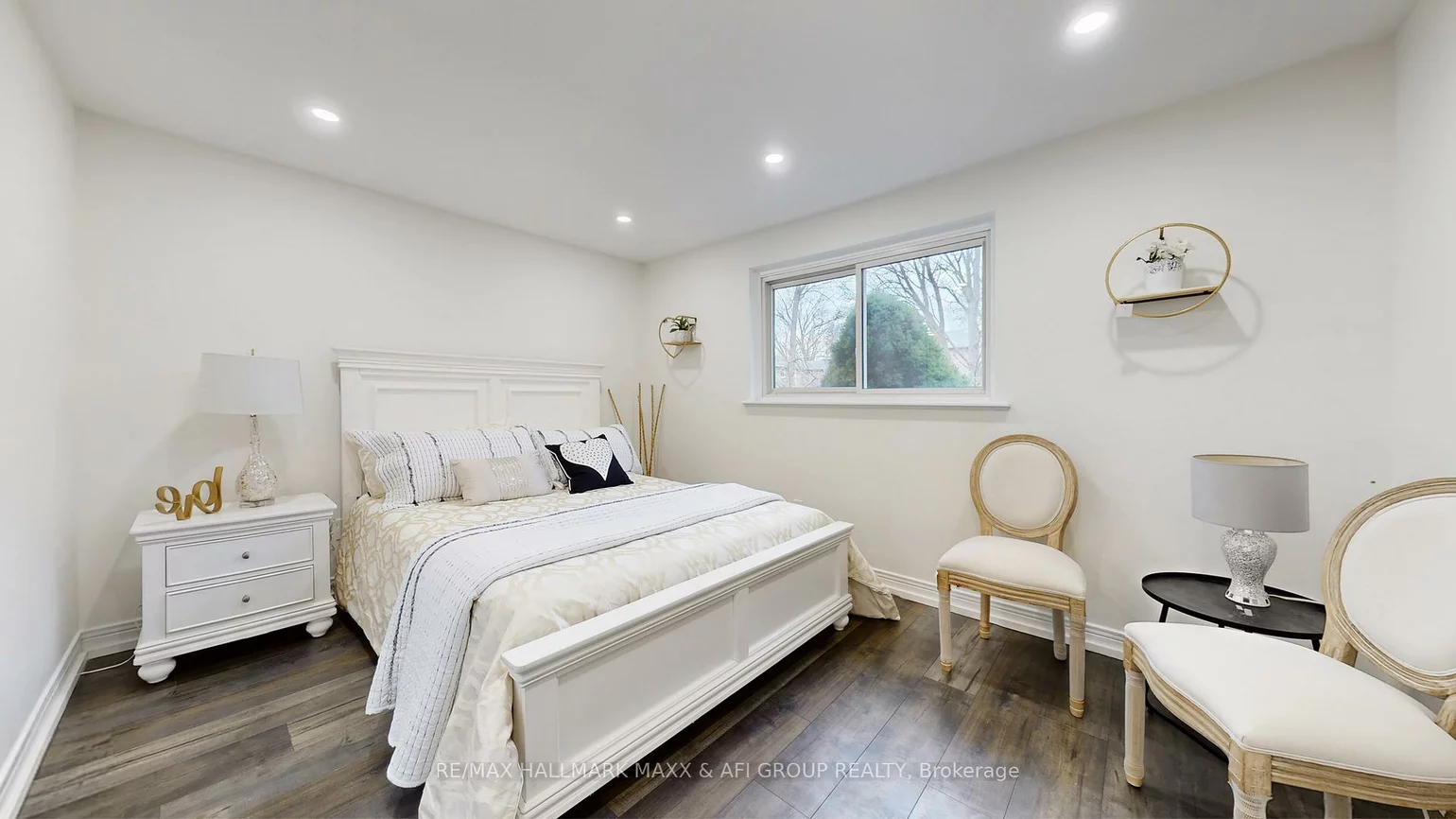 42, Devins, Aurora Heights, Aurora