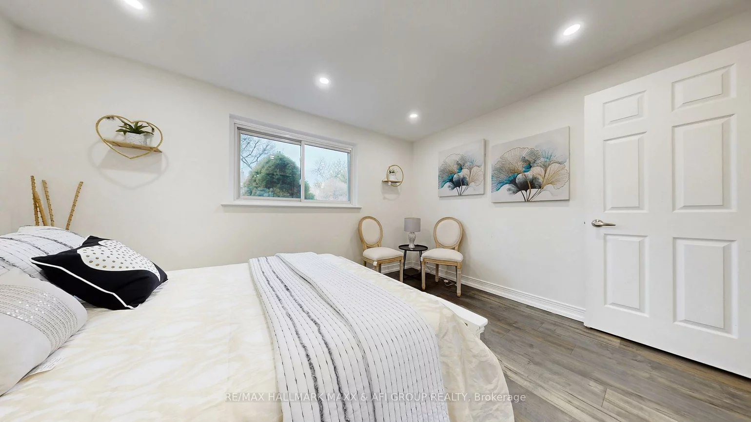 42, Devins, Aurora Heights, Aurora