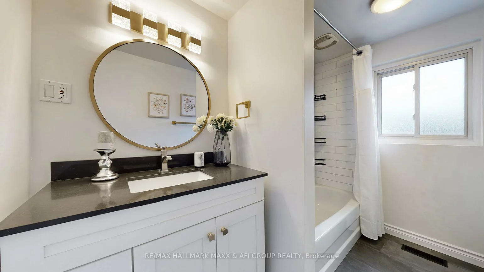 42, Devins, Aurora Heights, Aurora