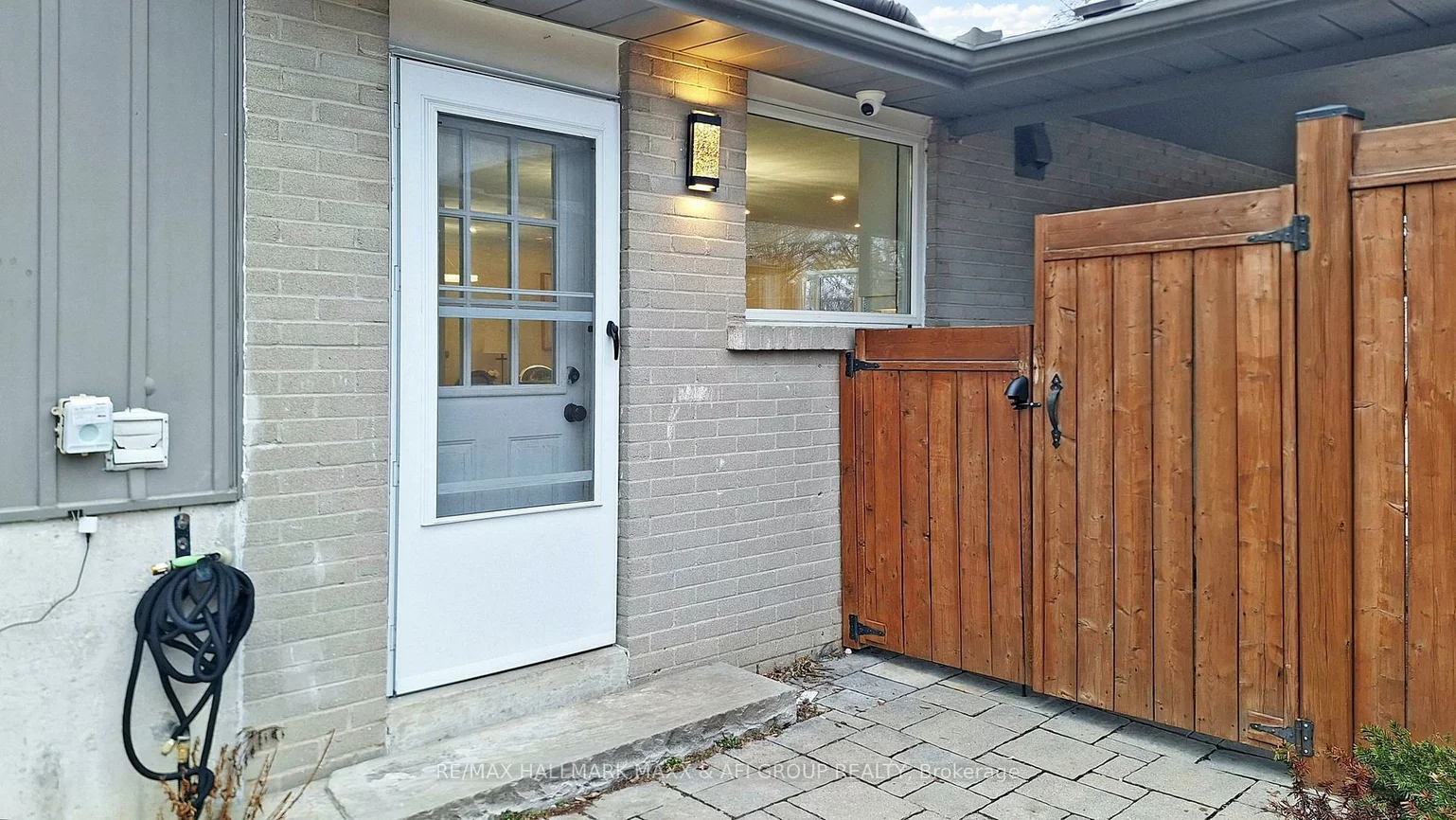 42, Devins, Aurora Heights, Aurora