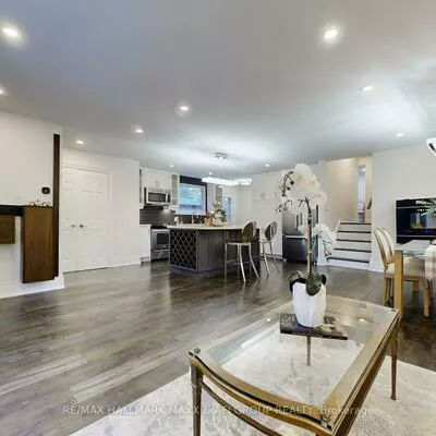 42, Devins, Aurora Heights, Aurora