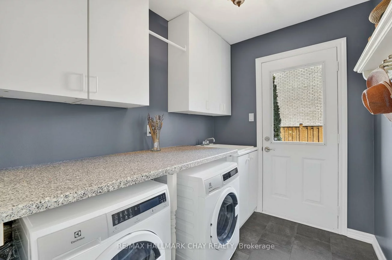 110, Birkshire, Bayview Wellington, Aurora