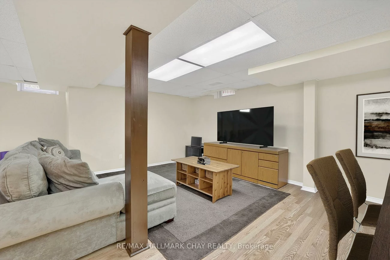 110, Birkshire, Bayview Wellington, Aurora