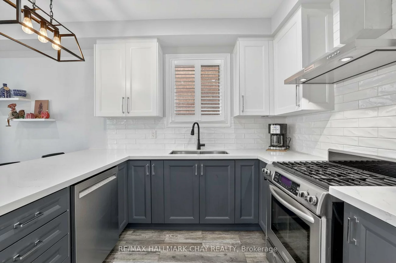 110, Birkshire, Bayview Wellington, Aurora