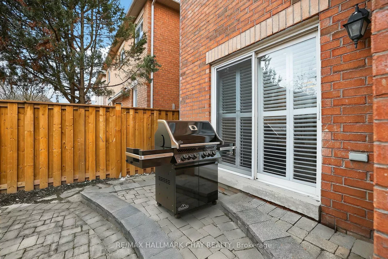 110, Birkshire, Bayview Wellington, Aurora