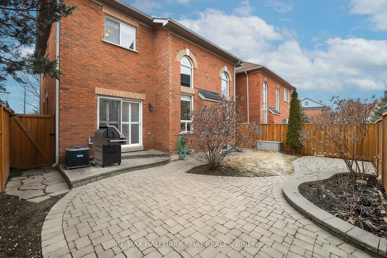 110, Birkshire, Bayview Wellington, Aurora