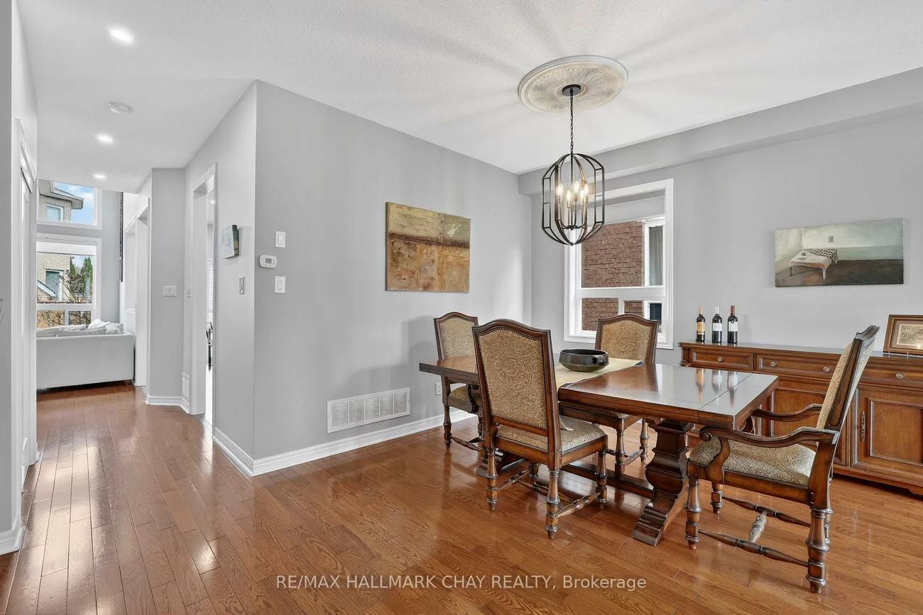 110, Birkshire, Bayview Wellington, Aurora