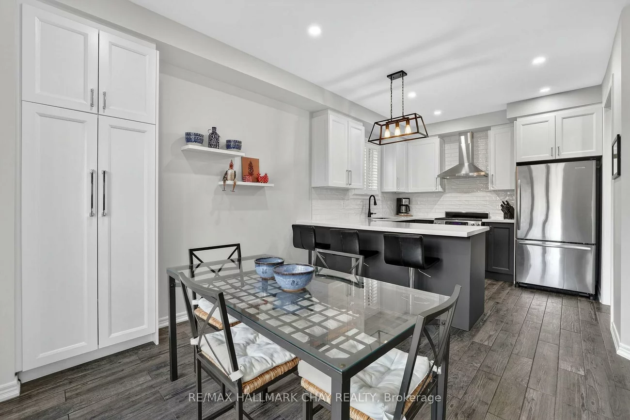 110, Birkshire, Bayview Wellington, Aurora