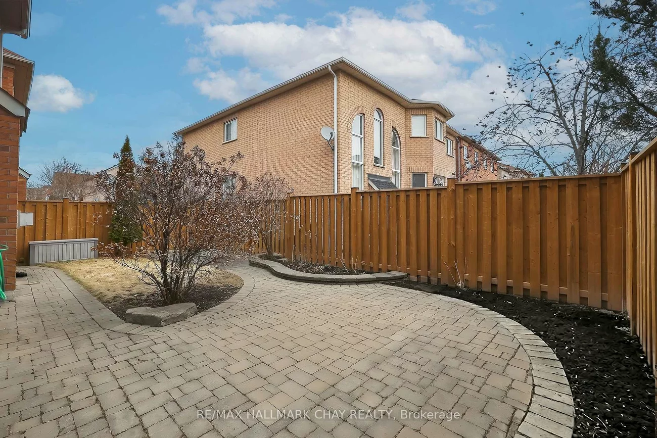 110, Birkshire, Bayview Wellington, Aurora