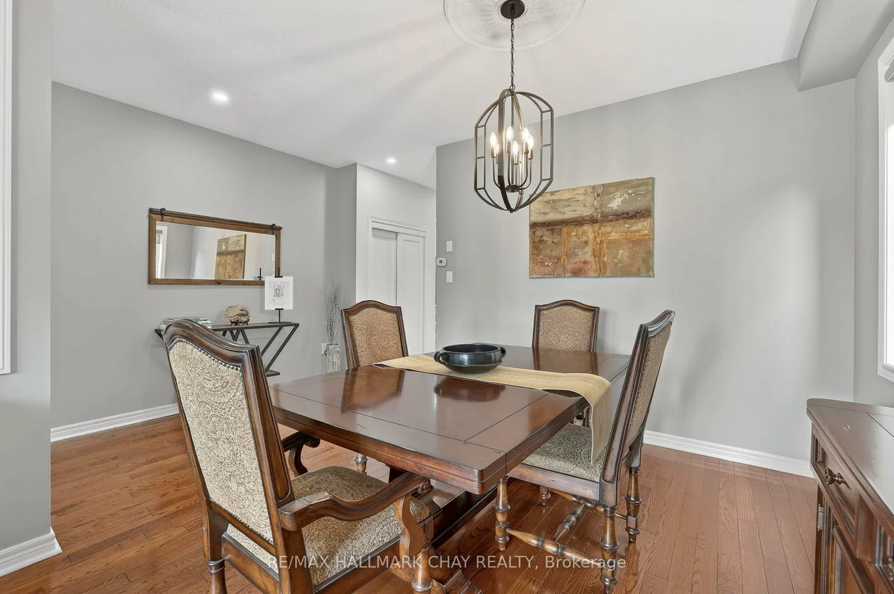 110, Birkshire, Bayview Wellington, Aurora