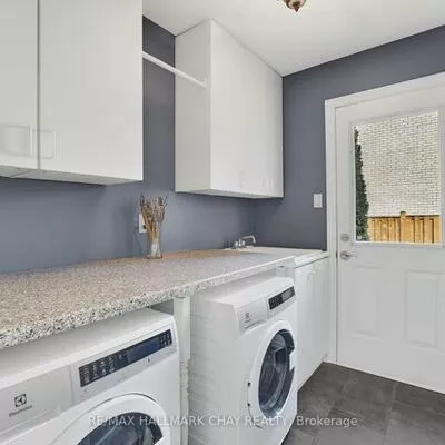 110, Birkshire, Bayview Wellington, Aurora