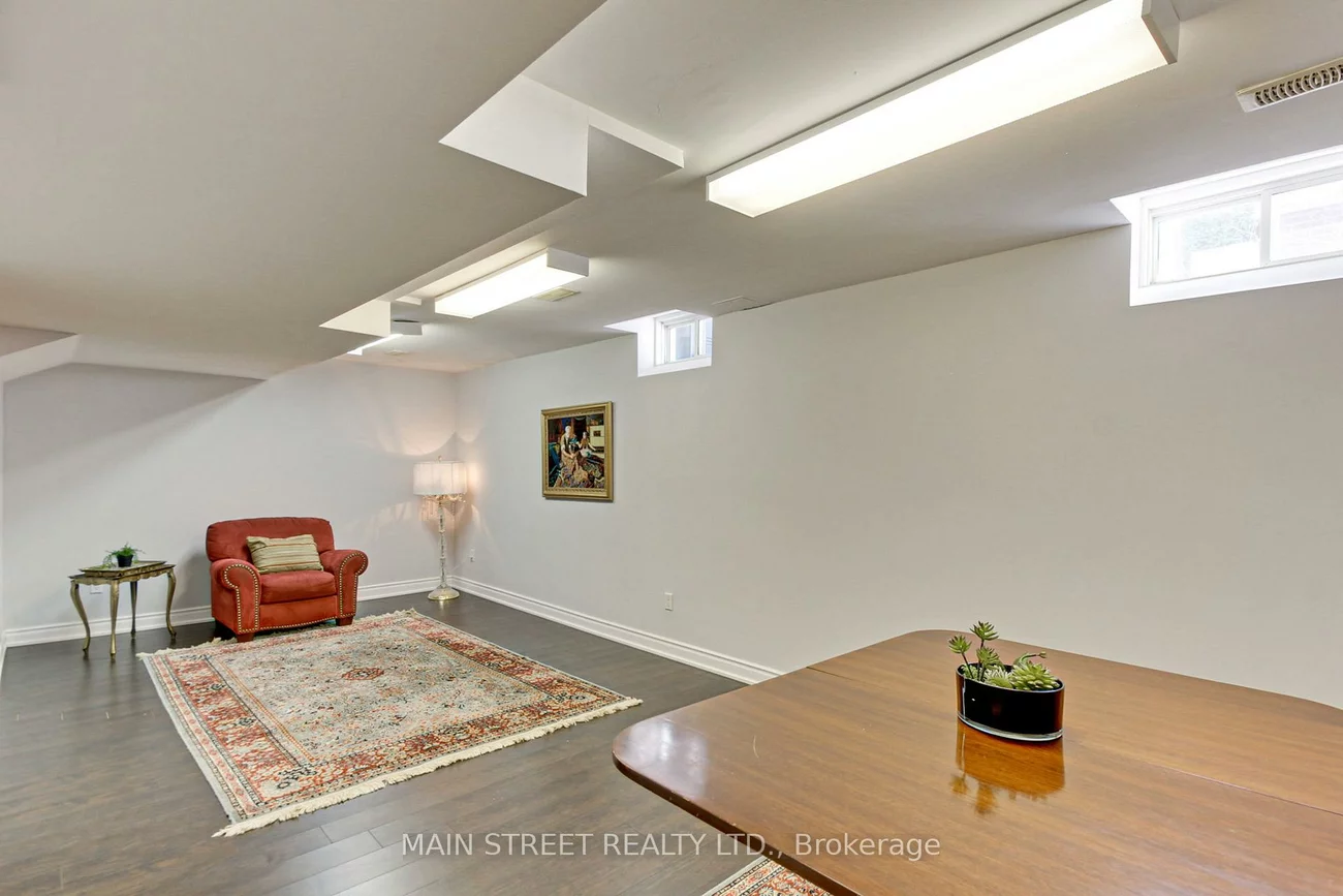 108, Hollandview, Bayview Wellington, Aurora