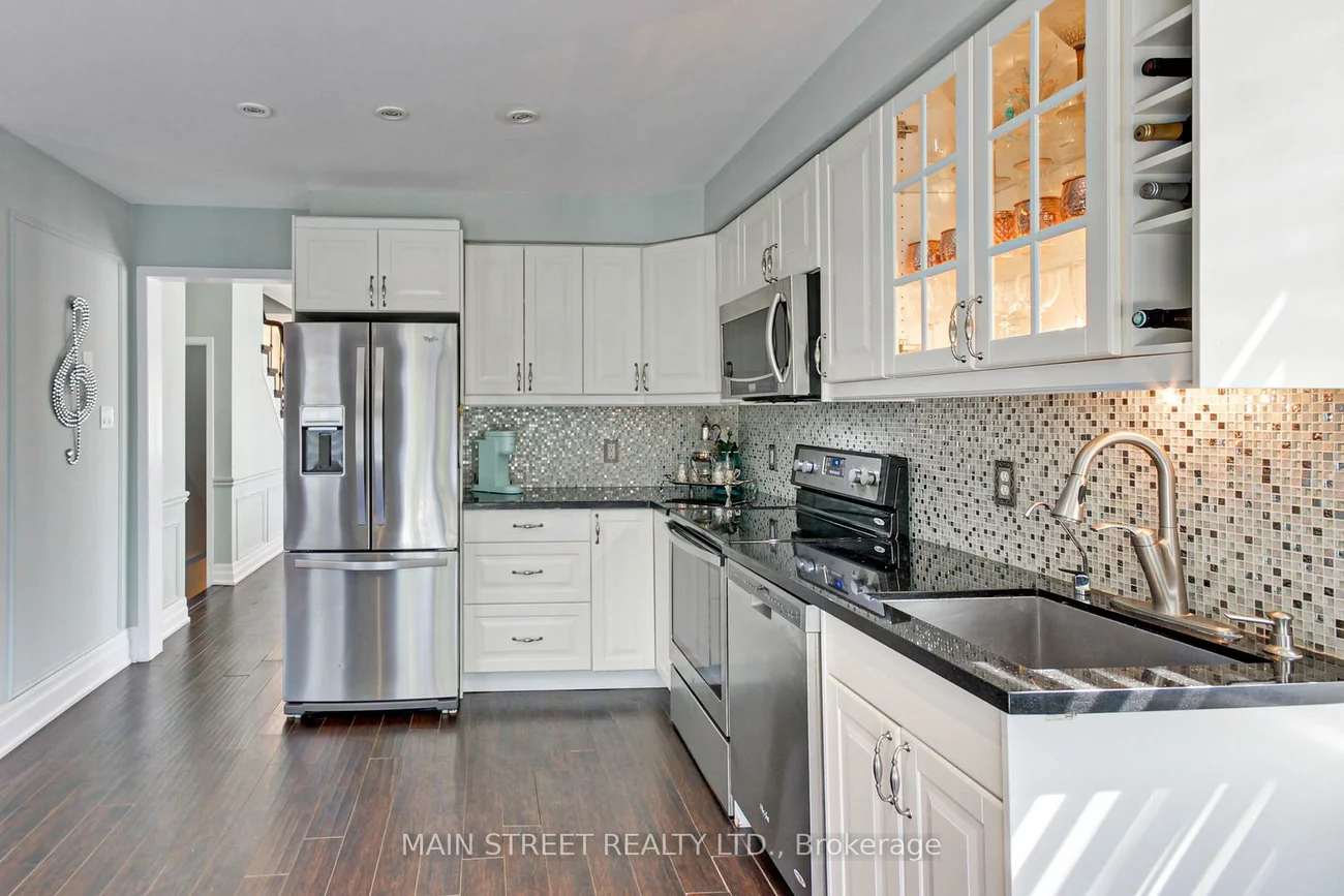108, Hollandview, Bayview Wellington, Aurora