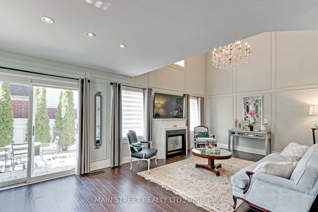 108, Hollandview, Bayview Wellington, Aurora