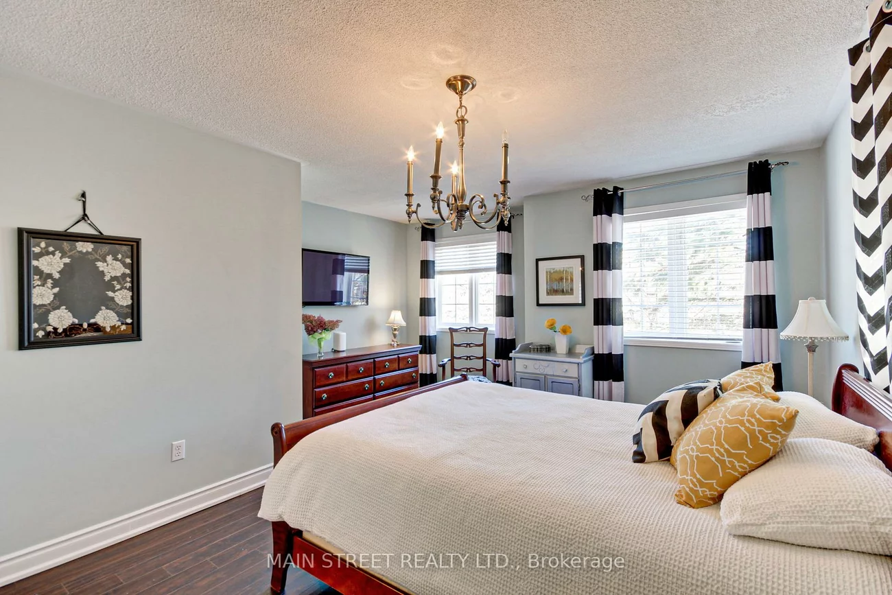 108, Hollandview, Bayview Wellington, Aurora