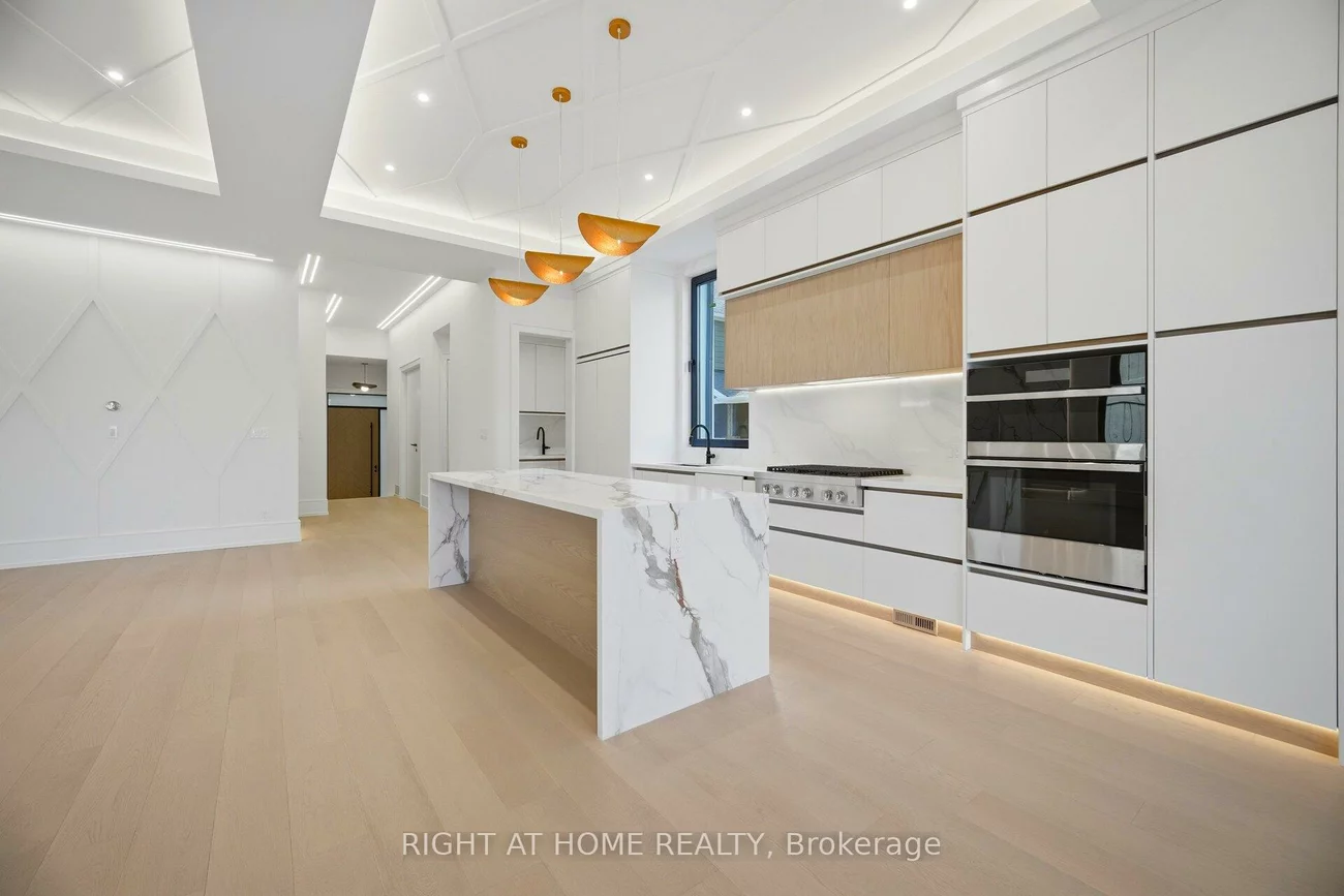 84, Mosley, Aurora Village, Aurora